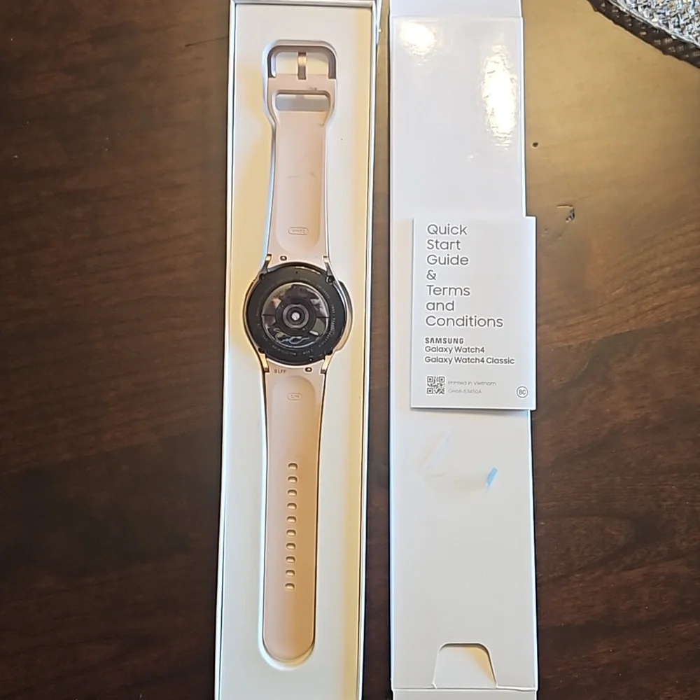 Samsung Galaxy Watch4 Aluminum Smartwatch 40mm LTE Gold - Picture 4 of 12